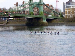 W1 rowing past Hammersmith Bridge 